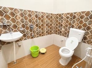 Shower, rainfall showerhead, towels, soap - Hotel Aangan Paying Guest house Varanasi (Varanasi)
