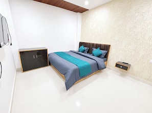 Standard Double Room | Hypo-allergenic bedding, desk, soundproofing, free WiFi - Hotel Aangan Paying Guest house Varanasi (Varanasi)