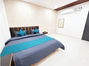 Habitació doble Deluxe, aire condicionat | Roba de llit hipoal·lergògena, escriptori i habitacions insonoritzades 