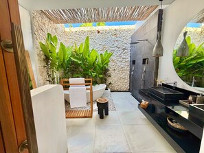 Vila, 3 quartos, vista para a piscina | Banheiro | Produtos de toalete grátis, secador de cabelo, toalhas de banho 