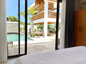 Vila, 3 quartos, vista para a piscina | Cofres nos quartos, escrivaninha, espaço de trabalho para notebook
