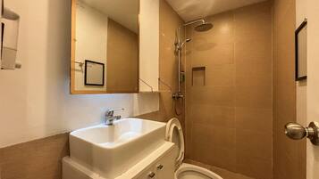 Habitación doble superior | Baño | Ducha, artículos de higiene personal gratuitos y toallas