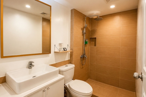 Buồng tắm vòi sen, đồ dùng nhà tắm miễn phí, khăn tắm
