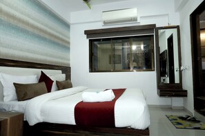 Room - Welcoming 11-bedroom hotel with AC in vibrant Ahmedabad (Ahmedabad)