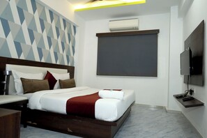 Room - Welcoming 11-bedroom hotel with AC in vibrant Ahmedabad (Ahmedabad)