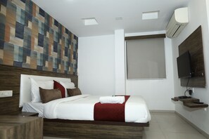 Room - Welcoming 11-bedroom hotel with AC in vibrant Ahmedabad (Ahmedabad)