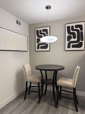 Dining - Cozy 1-bedroom apartment in Spring Valley, Las Vegas 10 Minutes from Airport (Las Vegas)