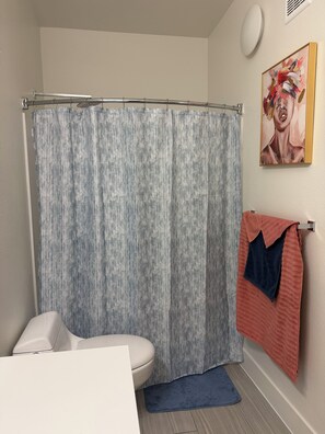 Towels, toilet paper - Cozy 1-bedroom apartment in Spring Valley, Las Vegas 10 Minutes from Airport (Las Vegas)