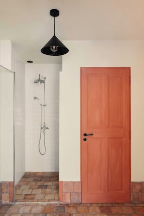 Villa | Bathroom | Bathtub, hair dryer, towels - Luxury Provencal House - Pool, Nature & spa (Villes-sur-Auzon)