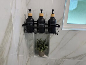 Shower, hair dryer, towels, soap - FIFA 2026 Modern Luxury Stay-Minutes to SoFi (Inglewood)