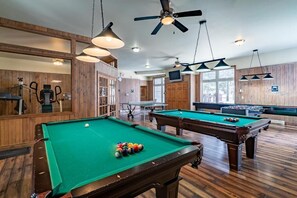 Games room - 3 bedroom cottage on Lake of Bays, Huntsville (Huntsville)