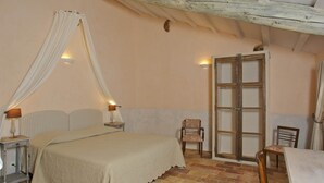 Room - Luberon Cottage at Château Juvenal (Saint-Hippolyte-le-Graveyron)