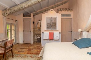 Une chambre à coucher avec un lit, une chaise, un bureau et une fenêtre.