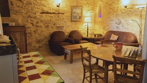Interior - Luberon Cottage at Château Juvenal (Saint-Hippolyte-le-Graveyron)