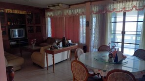 Casa, 2 habitaciones, con acceso para personas discapacitadas, vista al jardín | Sala de estar