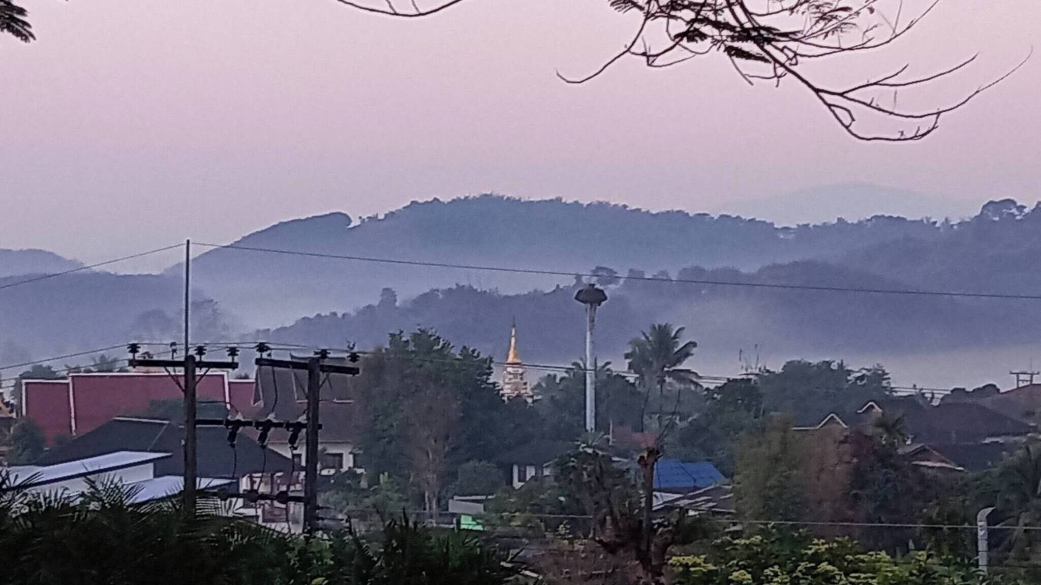 Un paysage montagneux dominé par un imposant édifice religieux.