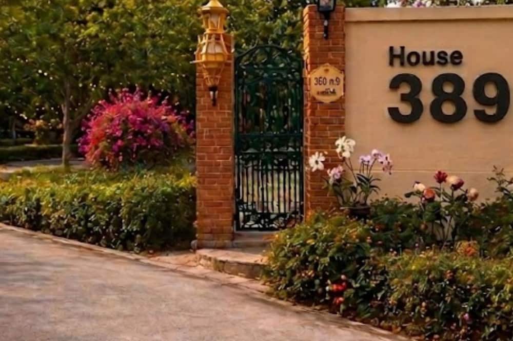 House 389-a Quiet Home Above the Valley in the City