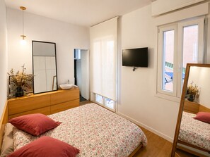 Tabla de planchar con plancha, internet y ropa de cama 
