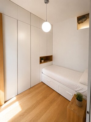 Tabla de planchar con plancha, internet y ropa de cama 