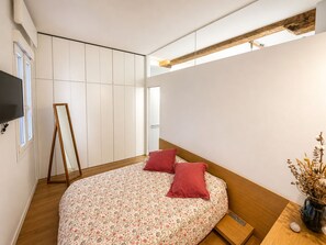 Tabla de planchar con plancha, internet y ropa de cama 