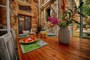 Dining - Luxury "House of Character" Golden Bay/Manikata. (Mellieha)