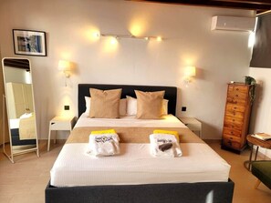 3 habitaciones, tabla de planchar con plancha, wifi y ropa de cama 