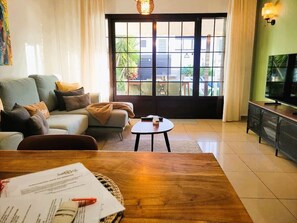 TV, stereo - Villa Vista: Pure Sunshine, Heated Pool & Jacuzzi (Yaiza)