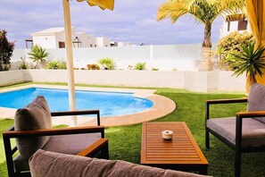 A heated pool - Villa Vista: Pure Sunshine, Heated Pool & Jacuzzi (Yaiza)