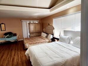 5 bedrooms, iron/ironing board, WiFi, bed sheets - Spacious 5-bedroom house in lovely Bay Shore with AC. Mega Home 5000sqf (Bay Shore)