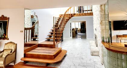 Spacious 5-bedroom house in lovely Bay Shore with AC. Mega Home 5000sqf