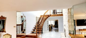 Spacious 5-bedroom house in lovely Bay Shore with AC. Mega Home 5000sqf