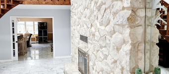 Spacious 5-bedroom house in lovely Bay Shore with AC. Mega Home 5000sqf