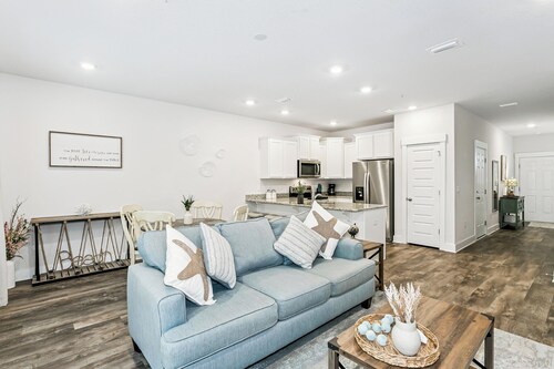 Modern 3-Bedroom
Townhome with Pool Access