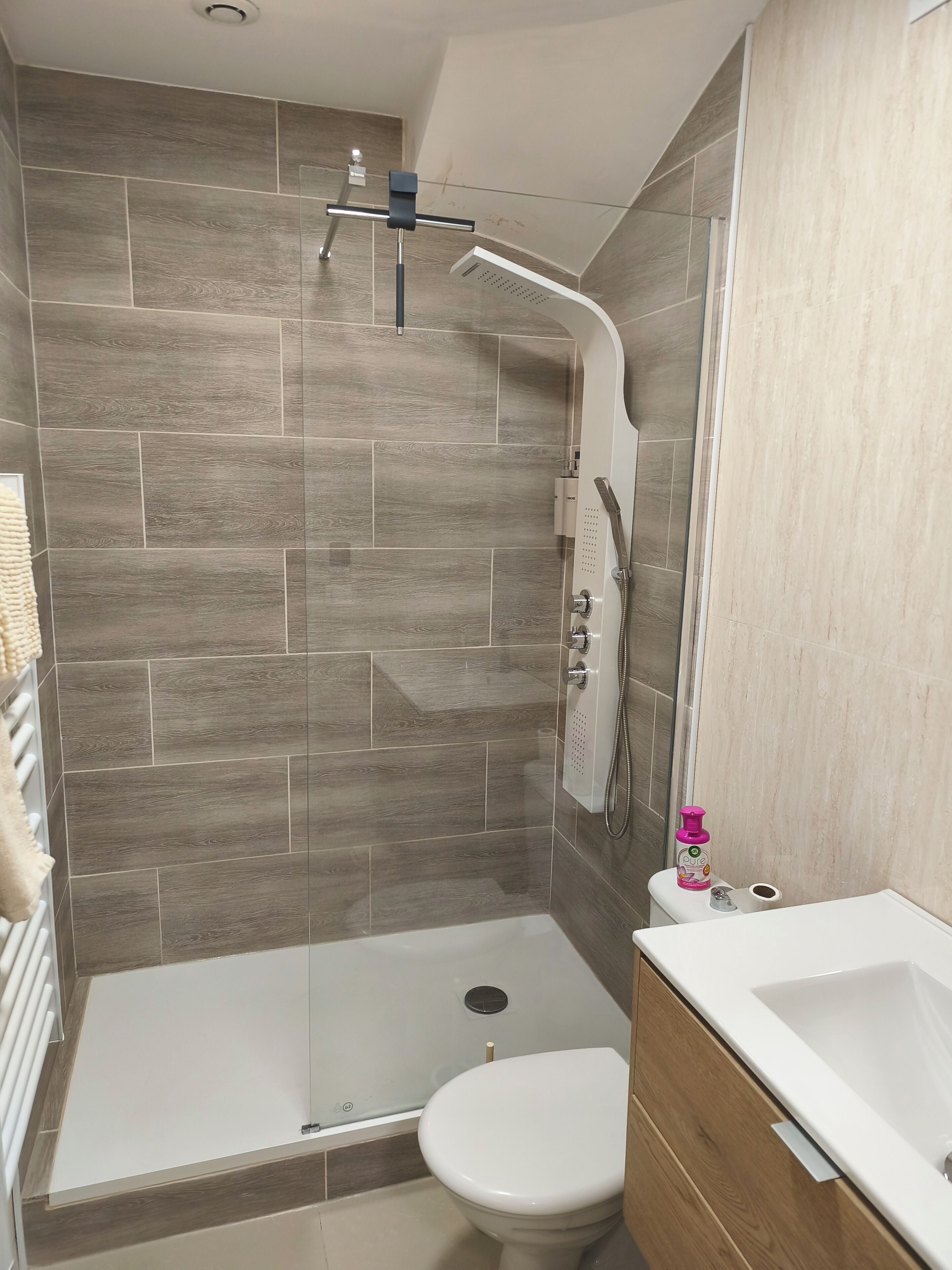 Dusche, Haartrockner, Handtücher, Seife