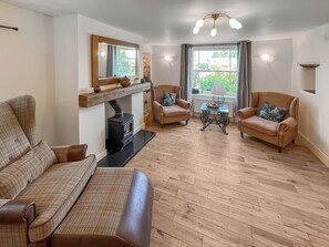 Living room | Crown House, Alford, near Mablethorpe - 4 bedroom accommodation in Alford, near Mablethorpe (Alford, near Mablethorpe)