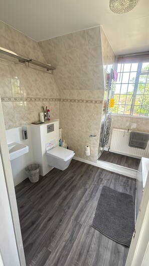 Eco-friendly toiletries, towels, soap, toilet paper - Charming Double Room with Garden Access & Laundry Facilities (London)