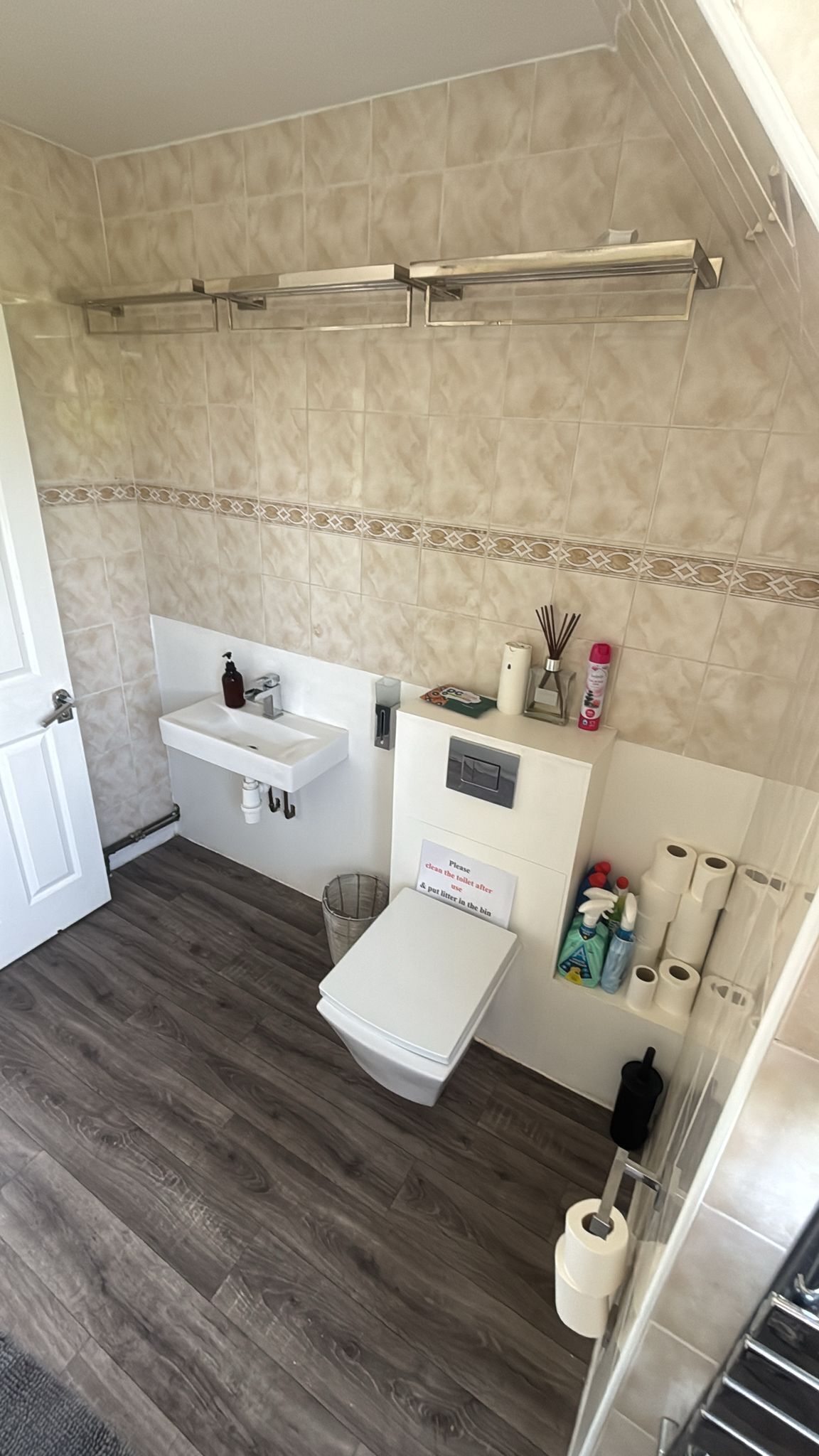 Un baño con inodoro, lavabo y zona de ducha.