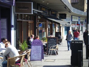 Outdoor dining - Charming Double Room with Garden Access & Laundry Facilities (London)