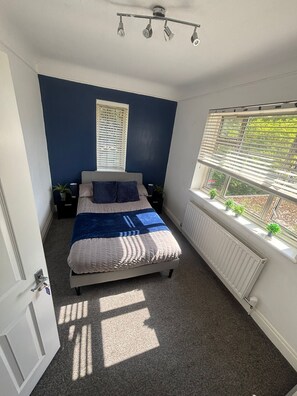 Desk, iron/ironing board, free WiFi, bed sheets - Charming Double Room with Garden Access & Laundry Facilities (London)