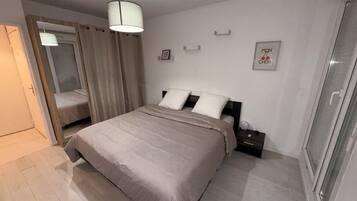 Iron/ironing board, WiFi, bed sheets