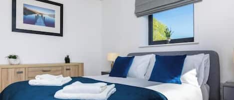 Een strijkplank/strijkijzer, wifi, beddengoed