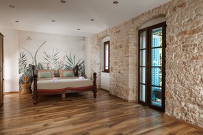 Iron/ironing board, Internet, bed sheets - Nona’s Cozy Apartment with Private Garden & Balcony (Pula)