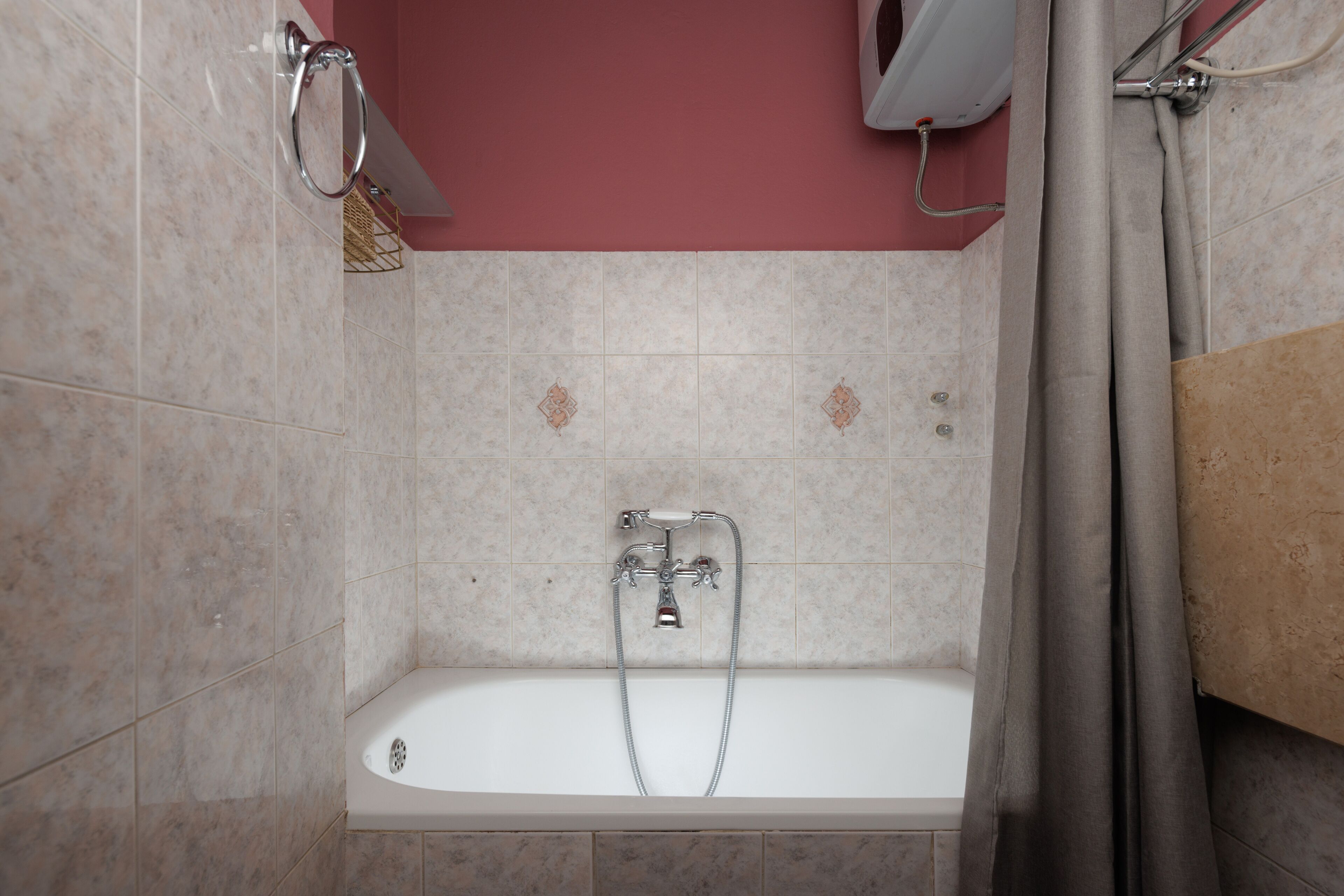 Un baño con bañera, ducha y perchero.