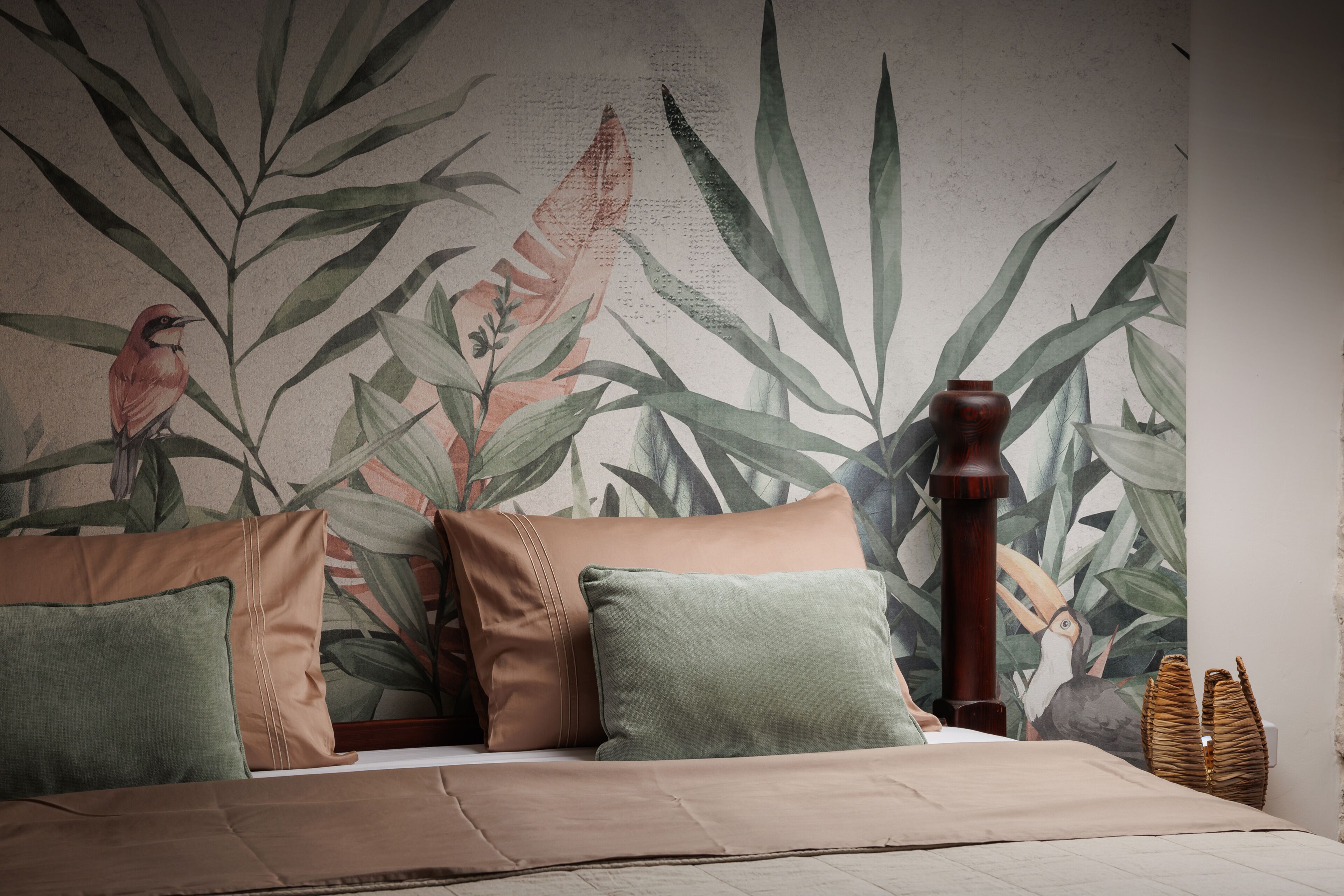 Ein Bett mit Kopfteil, Kissen und Wandbild.