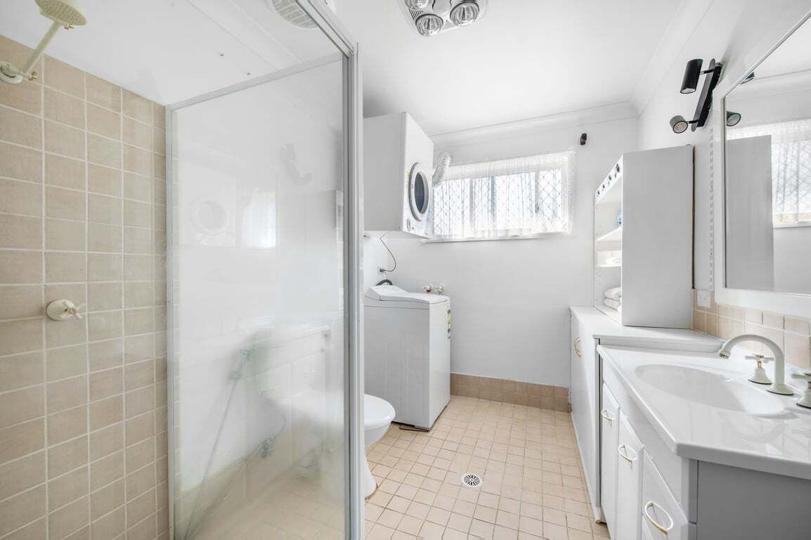 Towels, soap, shampoo, toilet paper