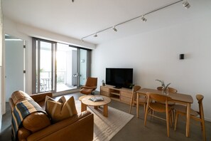 TV, ping pong - Premium St Kilda Rd Apt Pool, Gym and Park Access (St Kilda)