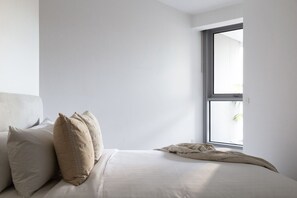 Iron/ironing board, WiFi, bed sheets - Premium St Kilda Rd Apt Pool, Gym and Park Access (St Kilda)