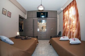 2 bedrooms, iron/ironing board, travel cot, WiFi - Seaside Plitra Paradiso - Steps from the Beach (Plitra)