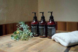 Hair dryer, bidet, towels, soap - USJ 2 stations / 1 building rental / 3 stations from Osaka Station / 5 minutes direct to USJ / 4 minutes walk from nearest station / suitable for family groups (Nishikujo, Konohana-ku, Osaka-shi,)