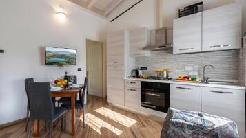 Appartamento Standard, camere multiple (Via Chiappori Sestri Ponente) | Cucina privata | Frigorifero, forno, piano cottura, macchina per tè/caffè
